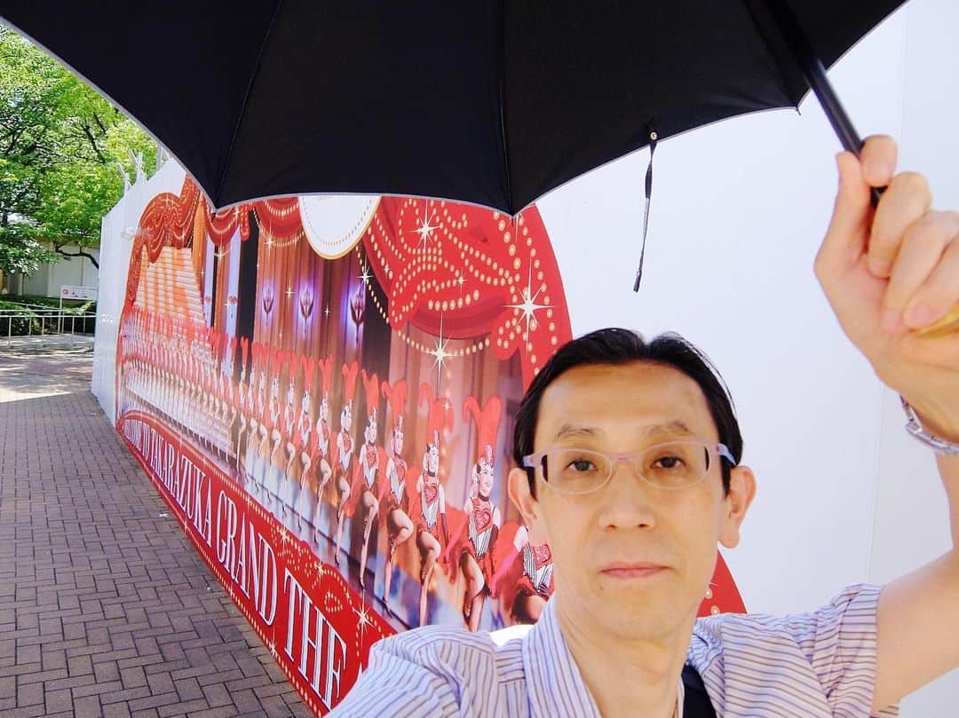 のインスタグラム：「天神祭へ行かずに宝塚大劇場へ。梅雨明けした宝塚、ものすごく暑いです。いつもの撮影スポットは暑過ぎるので、少し日陰になってる105期生ロケットの前で、日傘差したまま撮りました。 #宝塚 #大劇場 #105期生 #ロケット #日傘 #星組 #公演 #紅ゆずる #綺咲愛里 #食聖 #godofstars #éclairbrillant #takarazuka」