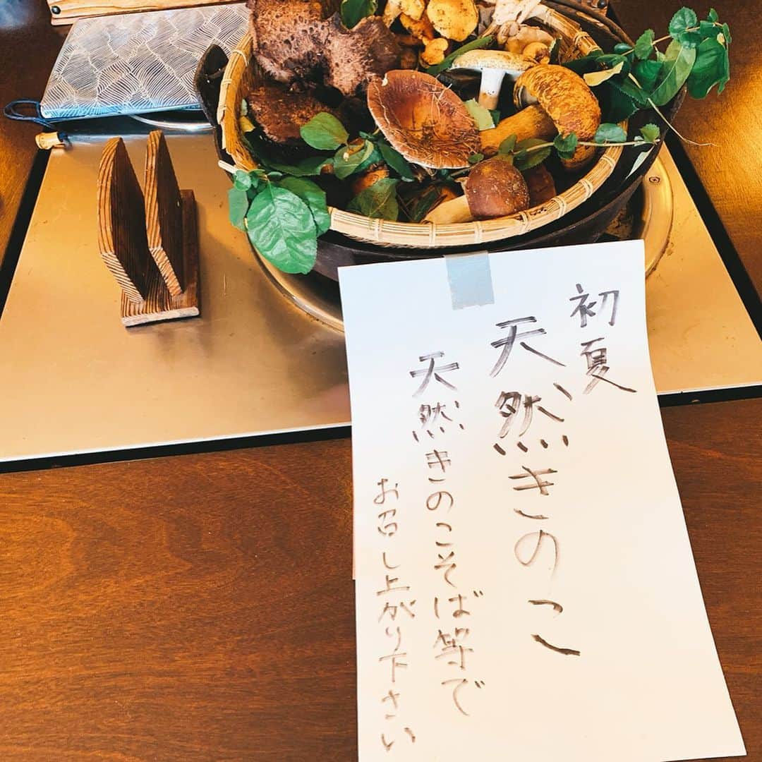 小椿希美のインスタグラム：「・ 松本でのお仕事終わり… 長野まで足を延ばして NHK長野同期で 今は、長野朝日放送のアナウンサー 萩原早紀子のお顔を見に☺️ NHK長野を卒業してからも 親友であり戦友なのは変わらず。 頻繁に集合しています。 ・ 合流して向かったのは再び松本😳 「打ちっ放しに行こう🏌️‍♀️」しか 決めていなかったので まさかまた松本に来るとは…。 （名古屋までの帰りが近くなるよねという 早紀子さまの優しさ😢） ・ 松本まで再び行ったのは ハギーが大絶賛の きのこそばを食べるため✨ ・ 松本市三才山にある お蕎麦屋さん 「たきざわ」 天然きのこが食べられる 稀少なお蕎麦屋さんです。 幸運なことに、 この日は、たくさんの 天然きのこが！！！ きのこ名人のお父さん 一押しの ススケヤマドリタケなど 信州のお山で採れた 天然のきのこを これでもか‼︎とたっぷり使った お蕎麦や天ぷらを いただきました。 ・ 松本駅から 車で30分ほどの のどかな場所にある お蕎麦屋さん。 また長野県のオススメスポットが ひとつ増えました☺️ ・ きのこ名人のお父さん 奥さま、 そしておばあちゃんが お店をやられています。 おばあちゃんの 漬け物も最高でした✨ ・ #長野県#信州#松本市#三才山 #信州そば#信州オススメスポット #松本ランチ#松本そば#天然きのこ #山きのこ#きのこそば#たきざわ #きのこ名人#きのこ名人の手 #信州大好きアナウンサー #NHK長野#同期キャスター#萩原早紀子」