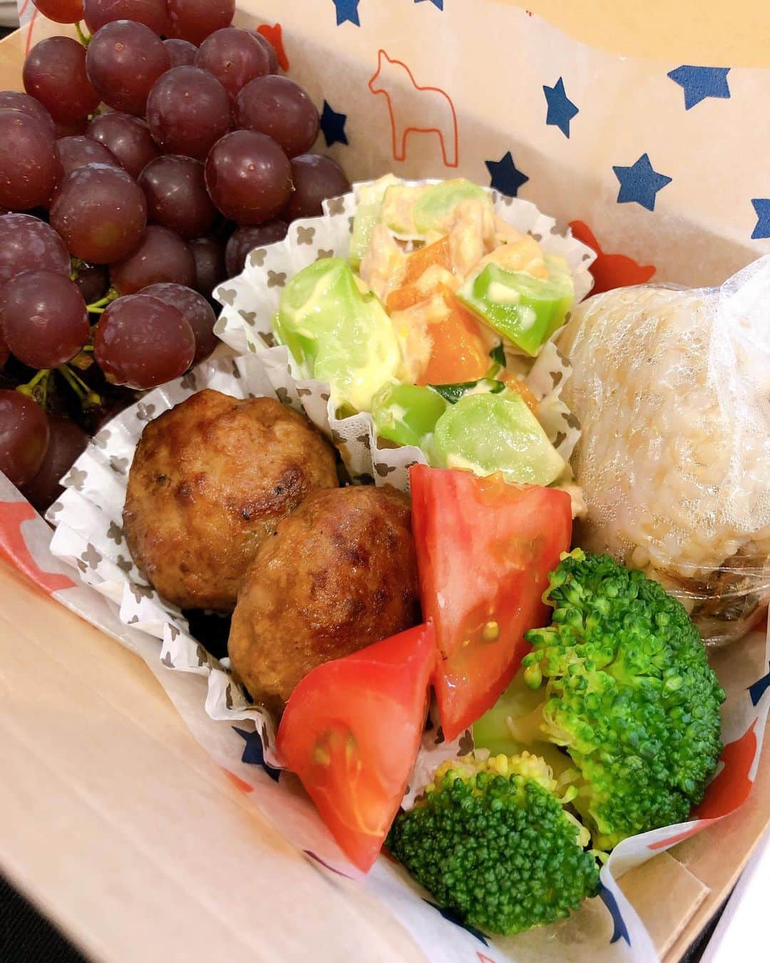 SHINOさんのインスタグラム写真 - (SHINOInstagram)「サマースクールのお弁当🍱 . . 小さいハンバーグのお弁当♬ . . #柏原ぶどう #おべんたぐらむ  #オベンタグラム #サマースクール #ランチ #使い捨て容器 #フルーツ多め #フルーツ好き  #SHINO_lunchbox」7月25日 14時43分 - shino0605