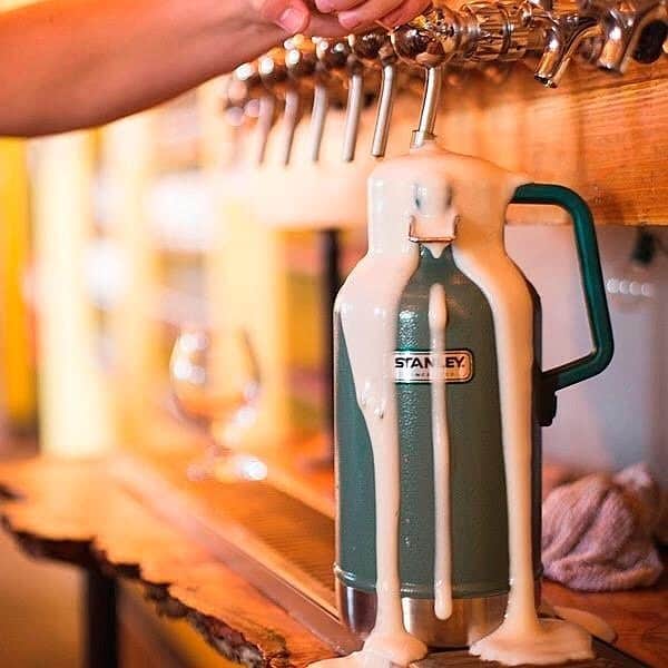 のインスタグラム：「🍻UNBYストアではたくさんのSTANLEYボトルのお取り扱いがあります。グロウラーといわれるこの型はビールや炭酸飲料用の密閉ボトル、アメリカで根付いているクラフトビールの量り売り用で販売されました。 ビール用🍺とか、ふだん用、とか 用途によってピックアップ出来るのがアメリカの国民的魔法瓶ブランドの良さですね。 . . .  @stanley_brand  @bigwing1995  #unby #STANLEY #campgear #unbygeneralgoodsstore #as2ov #gift #OUTDOOR #present #Bottole #🍻 #🍺 #スタンレー #アンバイ  #ボトル」