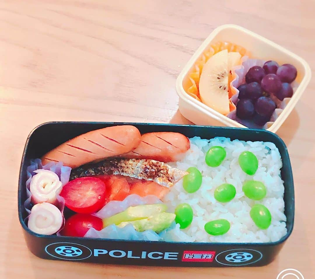 折原みかさんのインスタグラム写真 - (折原みかInstagram)「本日の学童弁当 脱キャラ弁です笑 大したキャラ弁作ってたわけじゃないけど、普通のお弁当ってだいぶ作るの楽ですねぇ〜♡笑  #学童保育 #学童スクール #お弁当 #お昼ごはん #ランチタイム #学童弁当 #男子弁当 #シンプル弁当 #デコ弁当卒業 #えだまめ #カラフル弁当 #ニコニコマーク #お弁当作り #毎日キャラ弁 #夏休み #男の子まま #ママ奮闘中 #followme #弁当日記 #フルーツ #子どもの成長は早い #小学生まま #‪脱キャラ弁#アスパラ ‬‪#トマト  #ハムチーズ #ウインナー #鮭弁当 #お魚 #明日はお休みです」7月25日 14時47分 - mikaorihara