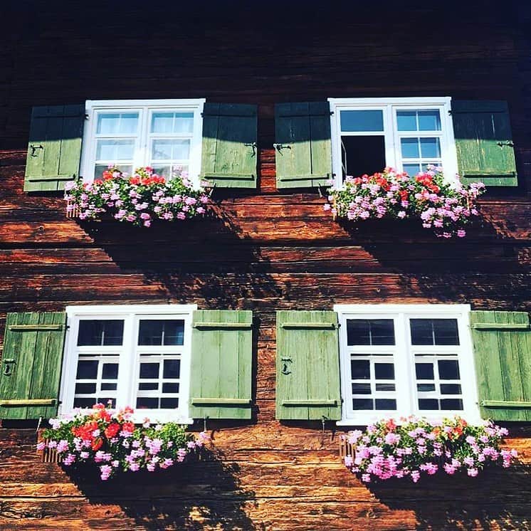 ステファノ・カルーゾのインスタグラム：「Grüß Gott Oberstdorf, my place for the next 10 days! 🇩🇪⛸⛰ #icedance #eistanz #figureskating #TeamGermany #deu #TheVillage #heidielecaprettetifannociao #happydays #happylife #ciaobelli」