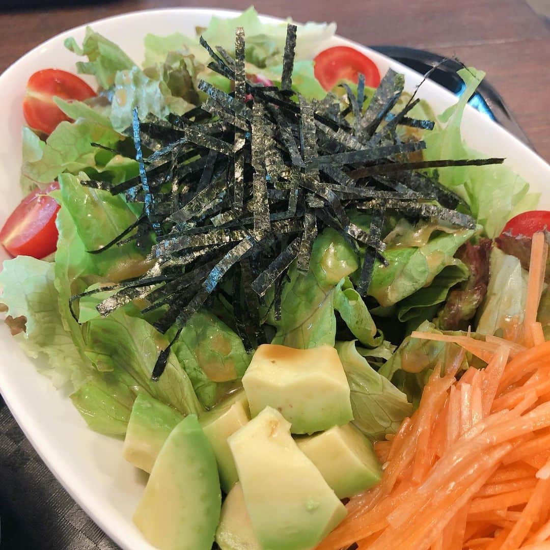 小雪さんのインスタグラム写真 - (小雪Instagram)「好きなカフェ。 赤坂のリリーバリー🍒 ヴィーガンのマフィンやクッキー🍪 サラダがとっても美味しい！ たまにひとりで行きます🥰 おやつはお土産にも😆 #ひとりカフェ #からだにいいこと← 普段不規則な生活だし、お酒も美味しいご飯も好きなので たまには、ね🙏」7月25日 14時59分 - koyuki2