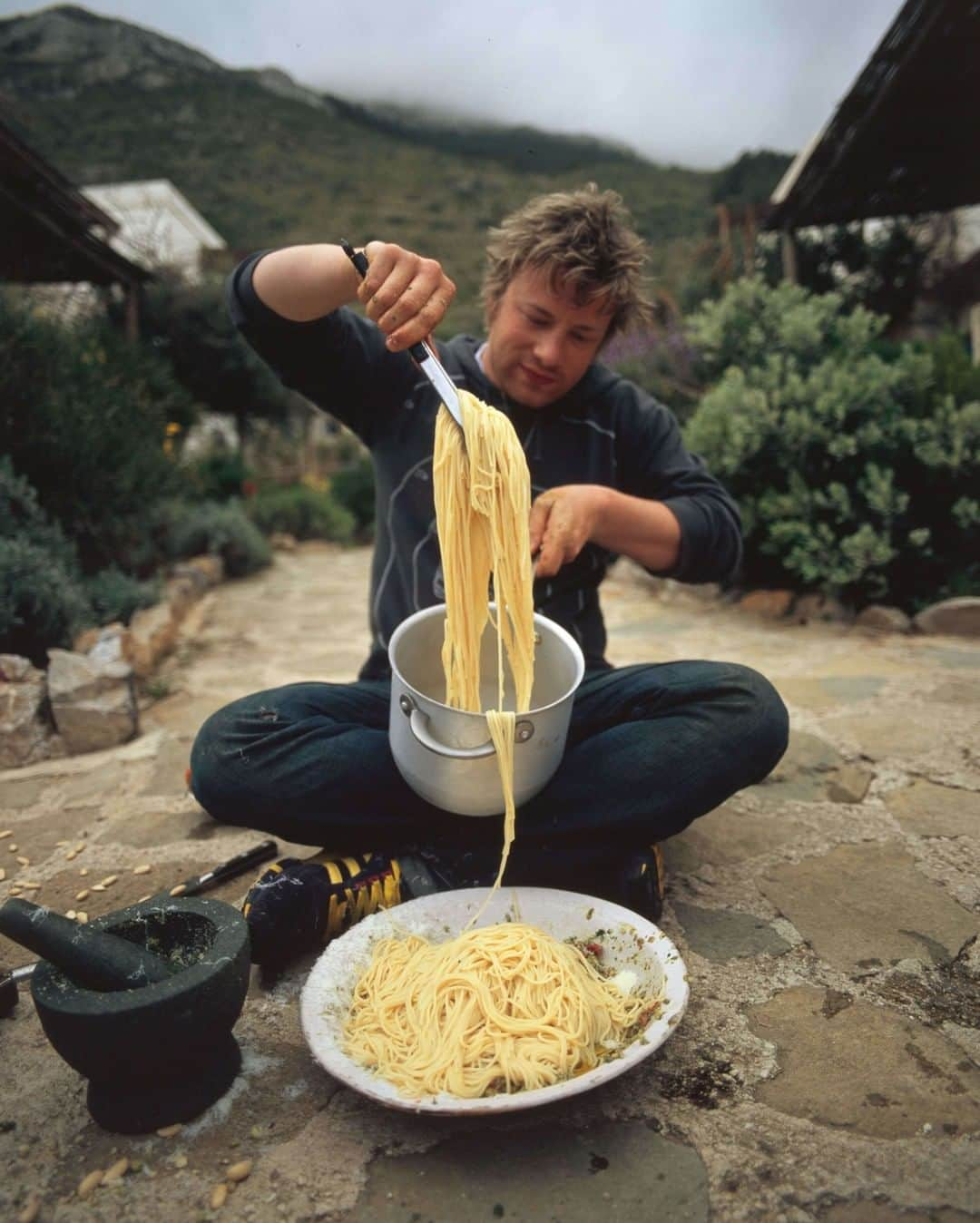 ジェイミー・オリヴァーさんのインスタグラム写真 - (ジェイミー・オリヴァーInstagram)「#ThrowbackThursday to when I was doing those pasta pulls way before it became an instagram thing haha!  Can't beat a bit of outdoor cooking. This is a bit of a behind the scenes from when we were in Italy shooting my book Jamie's Italy. #NakedChef20」7月25日 15時16分 - jamieoliver