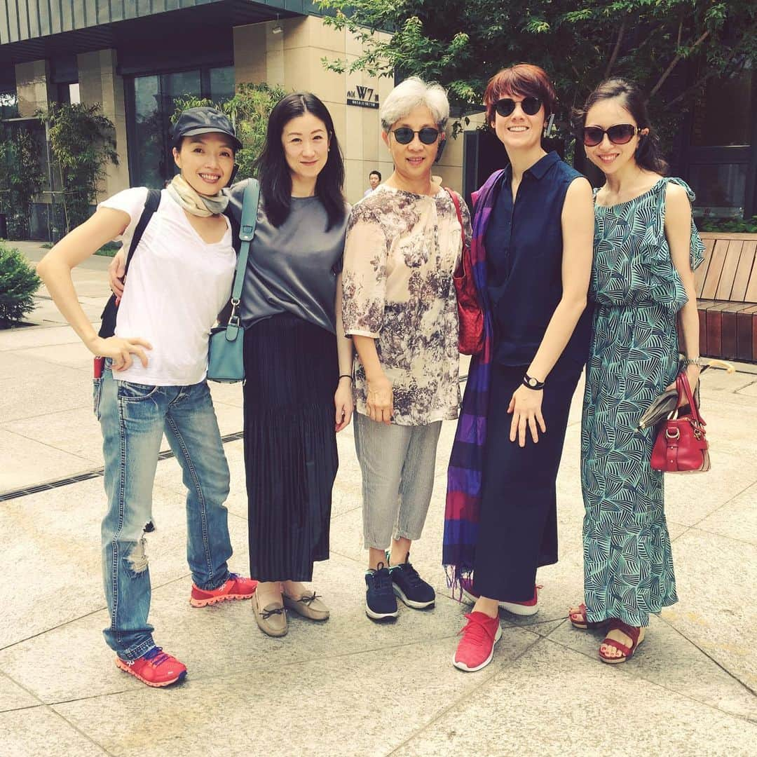 加治屋百合子さんのインスタグラム写真 - (加治屋百合子Instagram)「One day last week🤗 During busy competition in Beijing,  jury members were treated with a private performance by the amazing Beijing Opera! Loved there determination and intensity on stage👏🏻😍👏🏻 先週のある日より🤗 忙しいコンクールの中、審査員メンバーは北京オペラ(京劇)のプライベート公演に招待していただきました！独特の顔の表情や目の使い方に、私は釘付けでした〜👏🏻😍👏🏻 #amazingfriends #jury #jurymember #amazingartist #artist #beijing #china #beijingopera #opera」7月25日 15時08分 - yuriko_kajiya