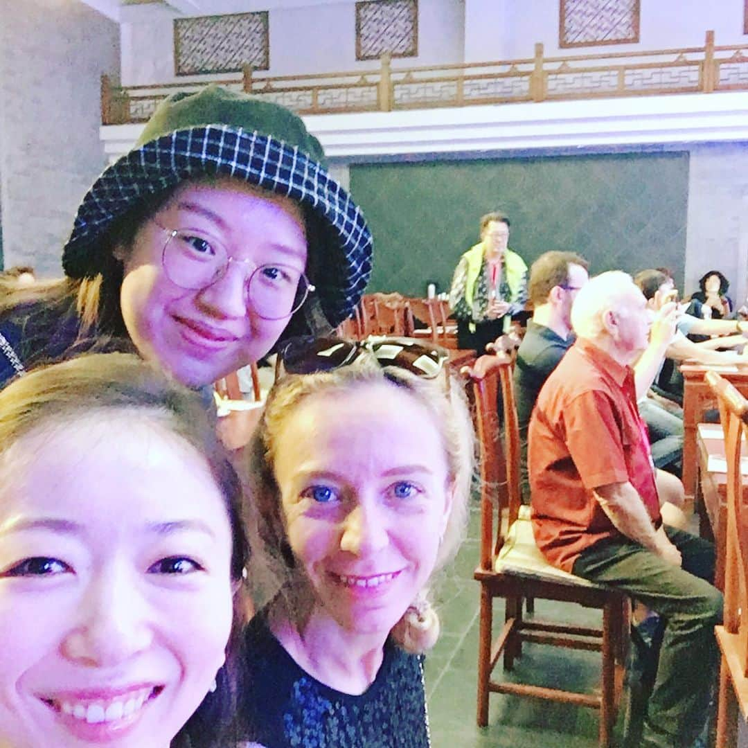 加治屋百合子さんのインスタグラム写真 - (加治屋百合子Instagram)「One day last week🤗 During busy competition in Beijing,  jury members were treated with a private performance by the amazing Beijing Opera! Loved there determination and intensity on stage👏🏻😍👏🏻 先週のある日より🤗 忙しいコンクールの中、審査員メンバーは北京オペラ(京劇)のプライベート公演に招待していただきました！独特の顔の表情や目の使い方に、私は釘付けでした〜👏🏻😍👏🏻 #amazingfriends #jury #jurymember #amazingartist #artist #beijing #china #beijingopera #opera」7月25日 15時08分 - yuriko_kajiya