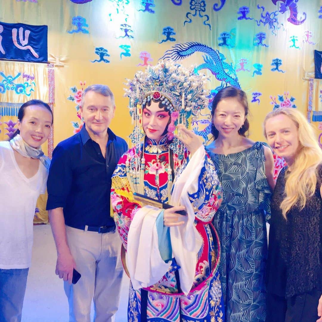 のインスタグラム：「One day last week🤗 During busy competition in Beijing,  jury members were treated with a private performance by the amazing Beijing Opera! Loved there determination and intensity on stage👏🏻😍👏🏻 先週のある日より🤗 忙しいコンクールの中、審査員メンバーは北京オペラ(京劇)のプライベート公演に招待していただきました！独特の顔の表情や目の使い方に、私は釘付けでした〜👏🏻😍👏🏻 #amazingfriends #jury #jurymember #amazingartist #artist #beijing #china #beijingopera #opera」