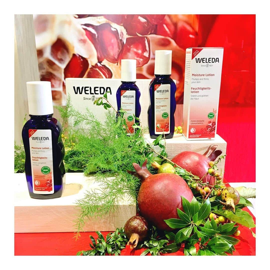 MICHIRUさんのインスタグラム写真 - (MICHIRUInstagram)「ナチュラルオーガニックブランドWELDA @weleda_japan から大人肌のための高保湿化粧水がざくろシリーズから登場✨✨✨ 高保湿ものって重くしっとりのが多いのだけどこれはさらりとして瑞々しい潤いで肌を満たす感じ。 35歳過ぎると働きが悪くなる、水の通り道のアクアポリンにアプローチするざくろ果実エキスの働きでエイジングサインの小じわ、ハリ、弾力が⤴︎するそう。 . 1926年誕生のロングセラー”スキンフード”からボディバターが！ 1日に何度も手を洗う私はこのスキンフードにどれだけお世話になったことか。。。。🙏 このボディバターのホイップのような軽いテクスチャー、しっとりするする伸びもよくて柔肌に。 肌をいたわる伝統ハーブエキス と肌を守るためリッチな植物油が乾燥から守ってくれます。 150mlとたっぷりサイズのジャータイプはファミリーでも使えるありがたさ。 . ざくろモイスチャーローション10/9発売 スキンフードボディバター 9/4発売 . #weleda #ヴェレダ  #ざくろモイスチャーローション #スキンフードボディバター  #オーガニック認証NATRE所得」7月25日 15時09分 - barbiemichiru