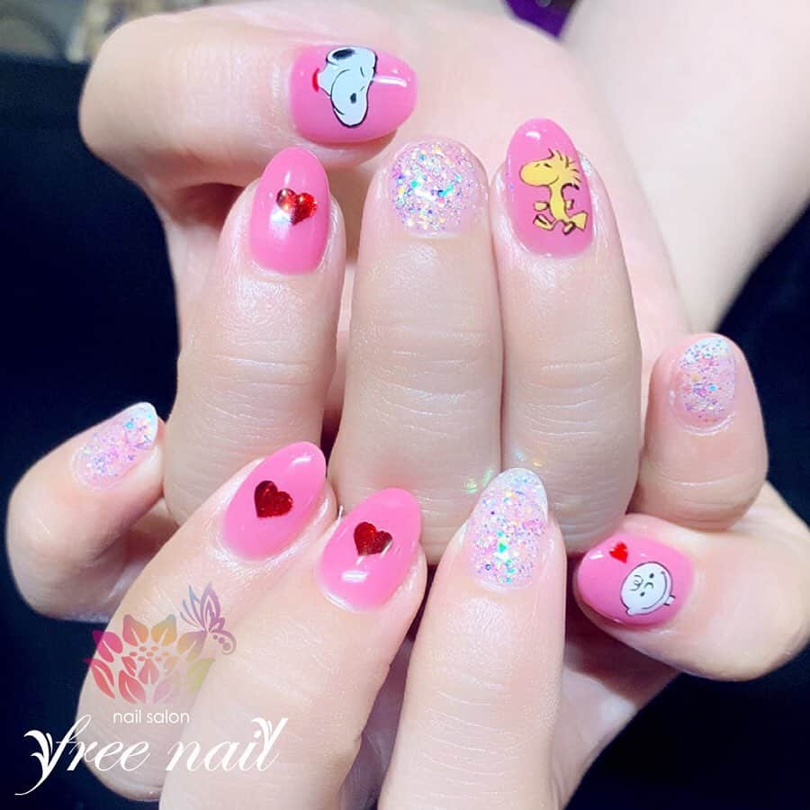 free nail フリーネイルのインスタグラム：「. お客様ネイル💅🏻🌻✨ . Snoopyネイル✨ . 大好きなキャラクターと一緒なら いつでもHappyな気分に🥰💗✨ . ご来店ありがとうございました🙇🏻‍♀️🙇🏻‍♀️🙇🏻‍♀️💗 . #ネイル #フリーネイル #ネイルアート #ジェルネイル #ネイルサロン #大阪ネイルサロン #ネイルデザイン #ネイルチェンジ #キャラクターネイル #スヌーピーネイル #snoopy #手書きアート #ラメネイル #キラキラネイル #ピンクネイル #デザインネイル #シンプルネイル #トレンドネイル #ショートネイル #夏ネイル #美甲 #日式美甲 #summernails #nailsart #nailsalon #nailsdid #newnails #newnail #freenail」