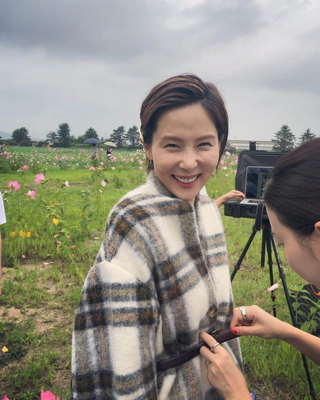 キム・ナヨンさんのインスタグラム写真 - (キム・ナヨンInstagram)「폭염 속 FW 촬영중 📸🎥 몸에 바람 들어가면 안되니까 모직코트 꽁꽁 여며주시네요. 🙈💚」7月25日 15時12分 - nayoungkeem