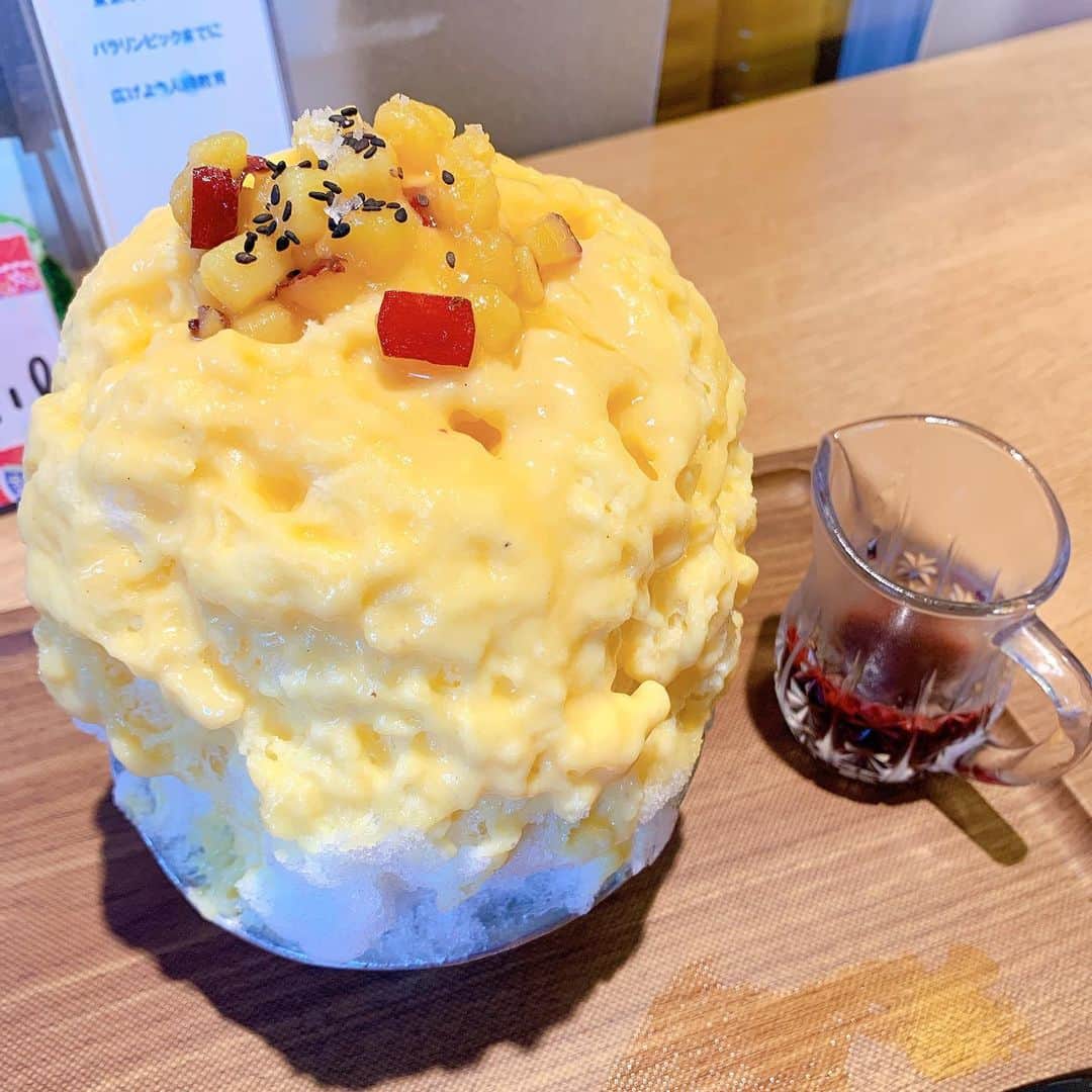 笠りつ子のインスタグラム：「昨日あたりから 暑さと太陽さんが 夏っぽくなりました☀️🤒🤒 #かき氷 お店の名前 #これがかき氷  て名前だよ😊💖💖💖 皆んな、体に気を付けてねん‼️ 私も、気をつける🤒🌟🌟 #これみたら、食べたくなるでしょぉw とっても、美味しかった🥺🤤🤤🤤🤤🤤 #病みつき 🍠 #かき氷バブル。 #昔は中学校の帰り100円だったよ。」