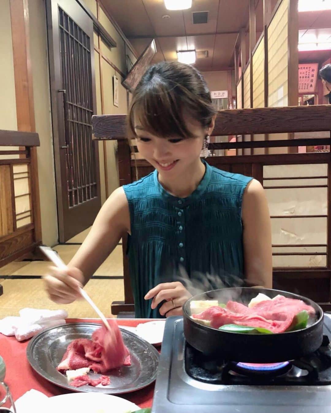 若井久美子さんのインスタグラム写真 - (若井久美子Instagram)「京都⛩食べ物編 前日に「抹茶パフェ食べたい」って20回くらい呟いてました。 そして都路里へ🍨🍃 抹茶白玉パフェをオーダー。 白玉がこれでもかっていうほど入ってて食べきれなかった😂 ふわっとした抹茶クリームと濃厚な抹茶アイスがとっても贅沢な感じ💓夜は商店街にある「キムラ」というすき焼き屋さんへ🥘 90年も前からある老舗だそうです。何もかもがレトロでタイムスリップしたかの様な雰囲気でした✨ 楽しかった😇  #京都 #都路里  #kyoto  #kyotocafe  #kyotosukiyaki  #旅好きな人と繋がりたい」7月25日 15時18分 - wakai_kumiko