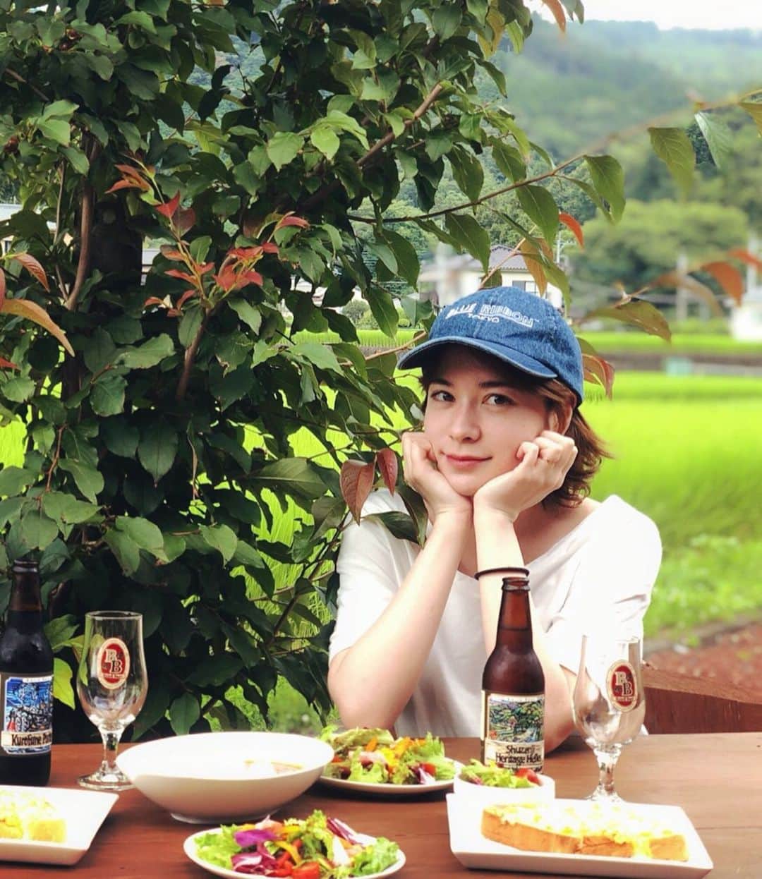 のインスタグラム：「お天気の大自然の中で朝食💕気持ちよすぎ。んでもってビール🍻🥰うふふ  #ウフフビレッジ #ufufu @ufufuvillage #ufufuvillage #pr #onsen #♨️ #温泉 #グランピング #テント #伊豆 #静岡 #granping #camp #キャンプ #ootd @gucci #gucci #デニムコーデ #キャンプ #カジュアルコーデ @tokyorusk #tokyorusk #ビール女子 #夏休み #izu #中伊豆 #nature #country」