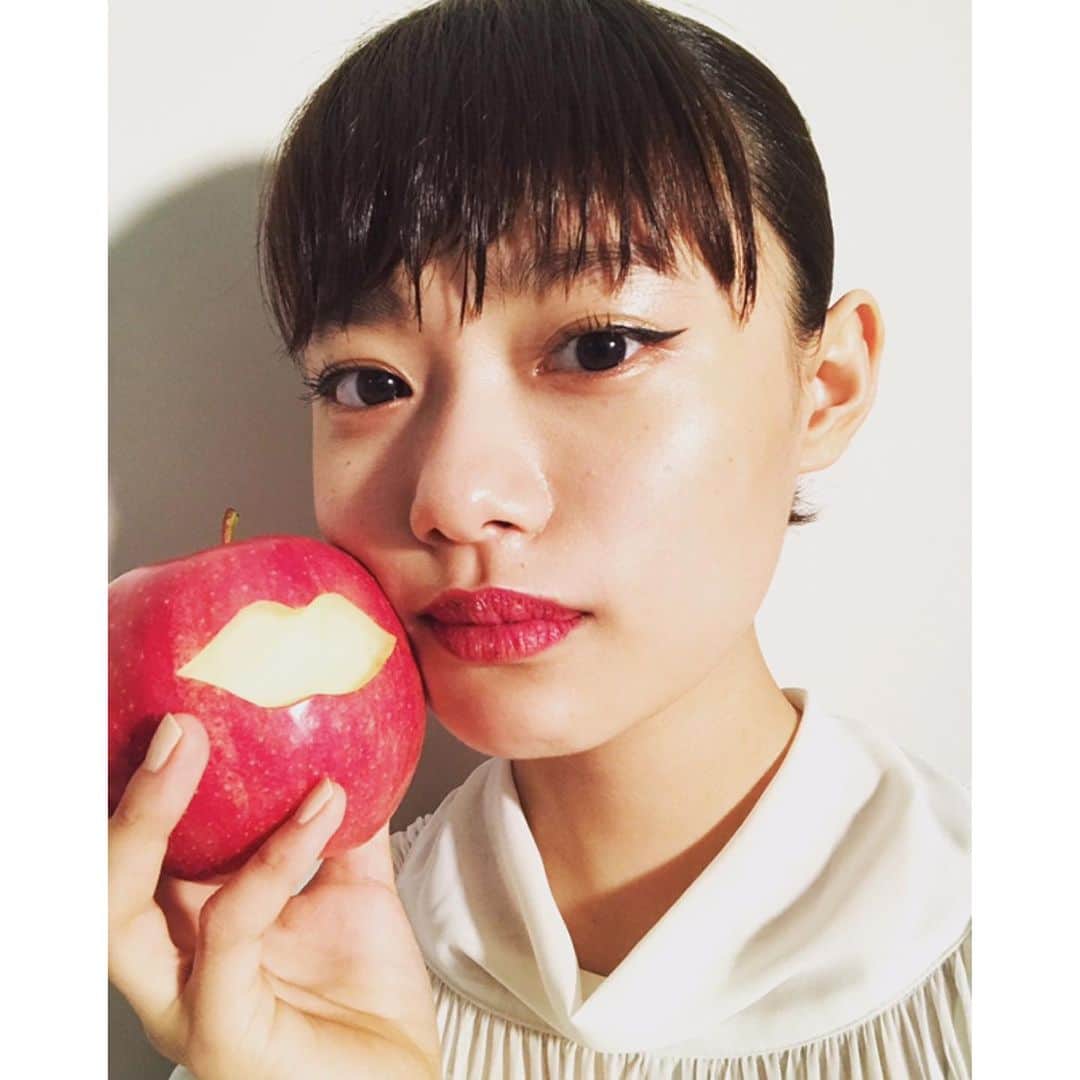 杉咲花のインスタグラム：「リンゴとくちびる。 吉田ユニさんの連載ページ「PLAY A SENSATION」と、わたしの連載ページ「蜜の音」。 どちらもお楽しみください🍎💋 雑誌 装苑 あした発売。」