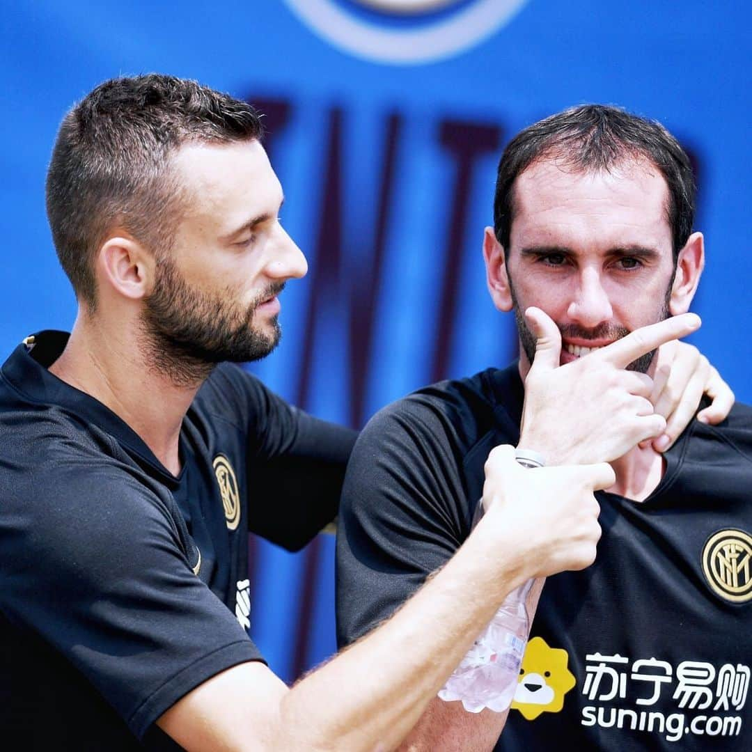 インテルナツィオナーレ・ミラノさんのインスタグラム写真 - (インテルナツィオナーレ・ミラノInstagram)「THE TEACHER AND HIS STUDENT 🤔🤔 #Inter #ForzaInter #InterOnTour #epicBrozo #Godin」7月25日 15時34分 - inter