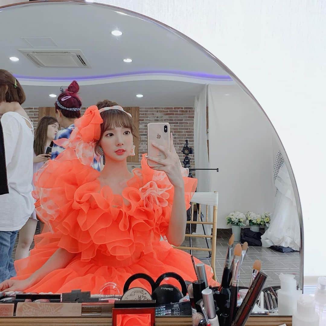 ミンヒ のインスタグラム：「앜.. 귀여운 컨셉 촬영👧🏻 상콤한 오렌지걸 변신🧡💛」