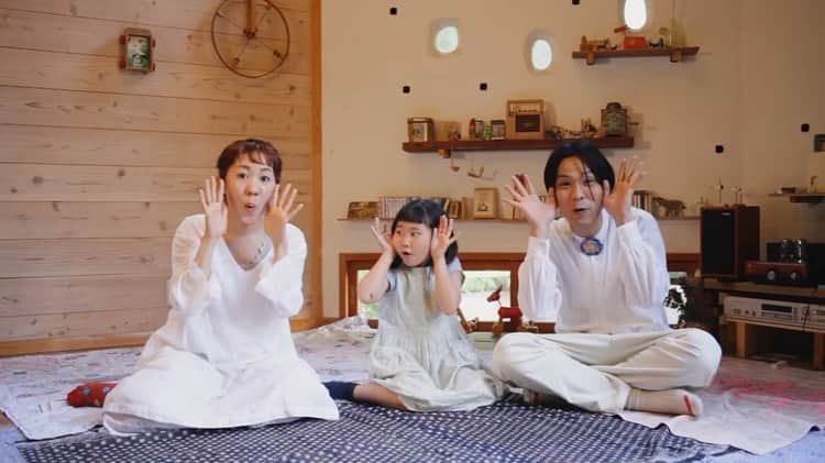 松本野々歩のインスタグラム：「チリンとドロンの歌やあそびの レクチャー動画が新しくなりました！ おまけに今までは限定公開でしたが、皆さんご覧いただけるようになりました。 今度は全部生演奏！  ゲストに素敵な家族が来てくれました。  わたなべうづさん たねちゃん しゅうくん ひらばやしみさとさん  きこちゃん  撮影、監督は波田野州平さん  YouTubeの「チリンとドロン」チャンネルで 検索してね！  https://www.youtube.com/channel/UCQImpqvOzF6SixZ1lim80AQ  #チリンとドロン #世界のわらべうた #手あそび」