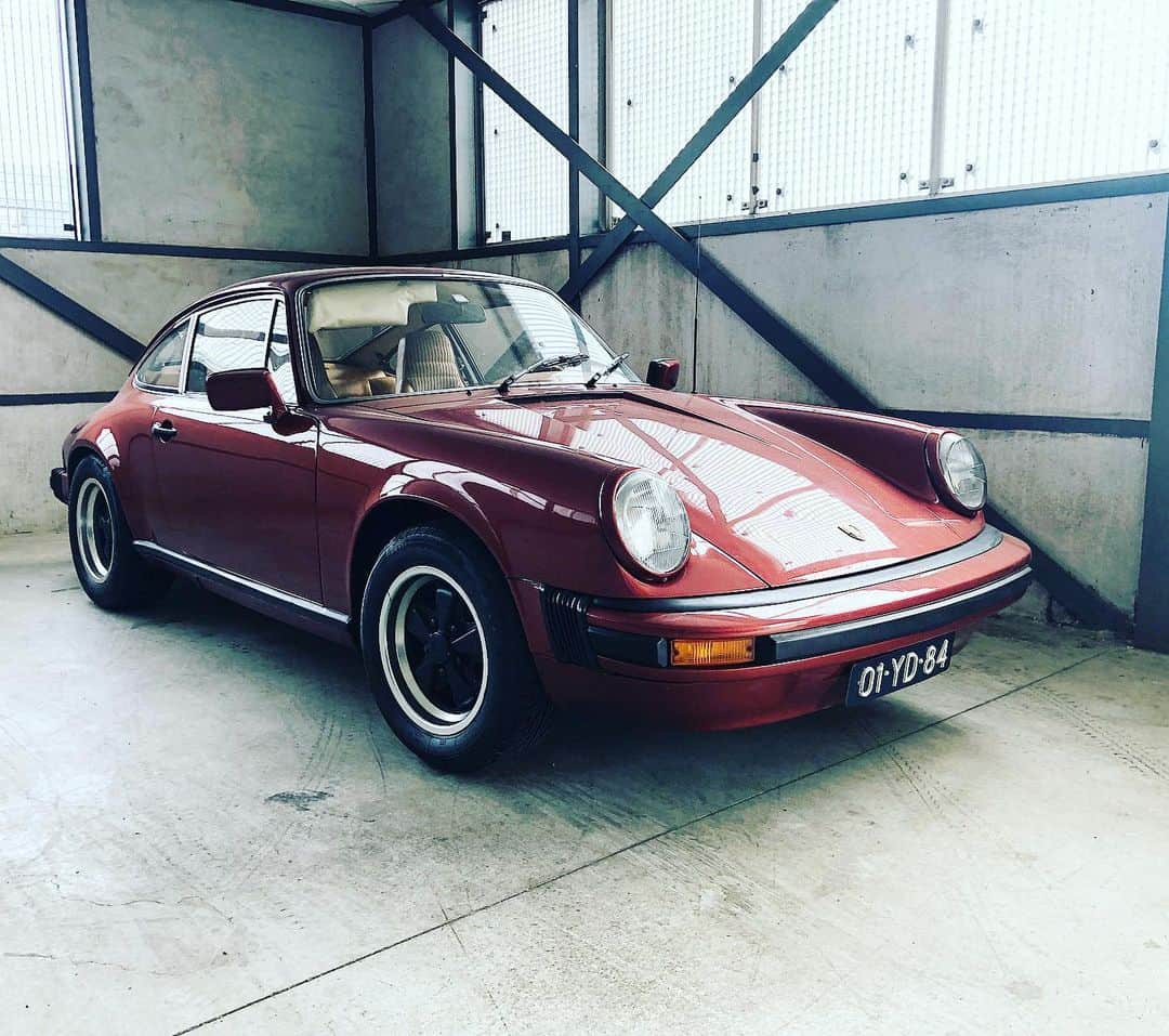 デンハムさんのインスタグラム写真 - (デンハムInstagram)「Fred’s vintage Porsche, great taste in cars 👏🏼👏🏼. 911 classic. #porsche #porsche911 #porscheclassic #denham #jasondenham #denhamthejeanmaker #thetruthisinthedetails」7月25日 15時39分 - denhamthejeanmaker