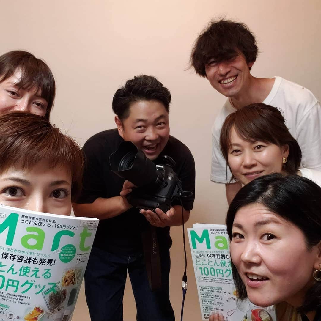 梅田陽子さんのインスタグラム写真 - (梅田陽子Instagram)「光文社さんの雑誌Martのロケ。編集、カメラ、メイクスタッフの皆さんありがとうございました。ひさびさのスチール撮影、楽しかった。 9月号は明日発売ですが、 8月28日発売予定の10月号に掲載予定です  #mart#主婦#ママ#雑誌#magazine#life#beauty#光文社#テーマ的にほぼ素っぴんです」7月25日 15時50分 - yokoumeda