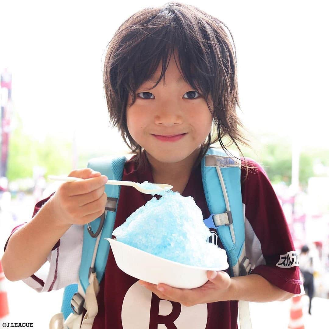 Ｊリーグさんのインスタグラム写真 - (ＪリーグInstagram)「今日７月２５日は、#かき氷の日 🍧﻿ ﻿ 7月も終盤に近づいてきました❗️﻿ だんだん暑くなってきましたね🌞﻿ ﻿ みなさんが夏に食べたくなるものを﻿ コメントで教えてね❣🌞🌻🍨🌈️﻿ ﻿ #Ｊリーグ ﻿ #jleague﻿ ﻿ #ヴィッセル神戸  #カキ氷#氷#かき氷部#かきごーらー#ごーらー﻿ #かき氷巡り#かきごおりすと#氷活#🍧﻿ #かき氷好きな人と繋がりたい﻿ #かき氷研究所﻿ #スイーツ巡り﻿ #夏#サマー#summer﻿ #夏が来る#夏が来た#夏の思い出 ﻿ #夏休み#7月#july﻿ #キッズサポーター #コメント大歓迎 #コメント #comment ﻿ #コメントください」7月25日 15時44分 - jleaguejp