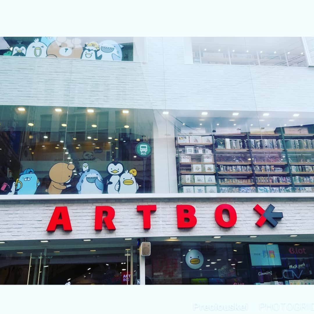 慶元まさ美さんのインスタグラム写真 - (慶元まさ美Instagram)「Trip Korea in July🎵  今日の#ハッピーコリア は リスナーさんのリクエストに お応えして可愛い #文房具 を 買えるお店をご紹介✨  #ARTBOX は文房具や雑貨などを 取り扱っていて、全国展開も しているお店です。 行くたびに新しい商品が 並んでいるので楽しいんです🎵  今回もいろいろと買ってしまいました✨ 大人になっても文房具って 買ってしまいますよね😅  子供たちが喜ぶ物もたくさん あるので、家族旅行でも 寄っていただけるお店です😊  #韓国 #韓国旅行 #大人女子旅 #暮らすように旅する #文房具 #korea #trip #shopping」7月25日 15時59分 - preciousmomentk