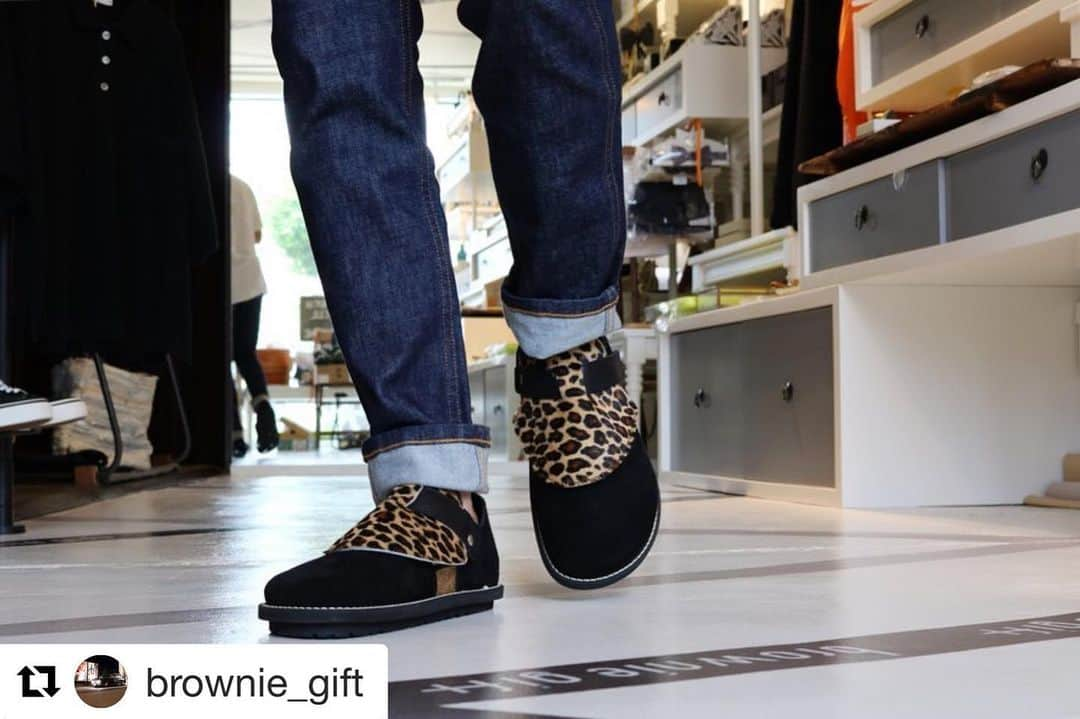 アールエフダブリューさんのインスタグラム写真 - (アールエフダブリューInstagram)「#Repost @brownie_gift with @get_repost ・・・ RFW「PUFFIN」シリーズに 別売フードカバーがリリースされました。取付は簡単、ストラップに通すだけ。(こちらはPUFFIN １の着用例🤳) 春夏に購入したPUFFIN３に好みのフードを装着すれば、秋冬にも靴下と合わせてお楽しみいただける…ってわけです。 こりゃ楽しい！！&かわいい😍！！！ PUFFIN１、PUFFIN３それぞれ異なるフードとなります。  #RFW#rfwtokyo#rhythmfootwear#newarrivals#2019AW#kicks#shoes#browniegift#ブラウニーギフト#ホワイトストリート#ギフト#ギフトショップ#セレクトショップ#贈物#佐鳴台#浜松#浜松市#静岡#浜松雑貨#浜松セレクトショップ#インテリア#gift#fashion#intelier#浜松#浜松市#静岡#サンダル#お洒落さんと繋がりたい」7月25日 15時55分 - rfwtokyo