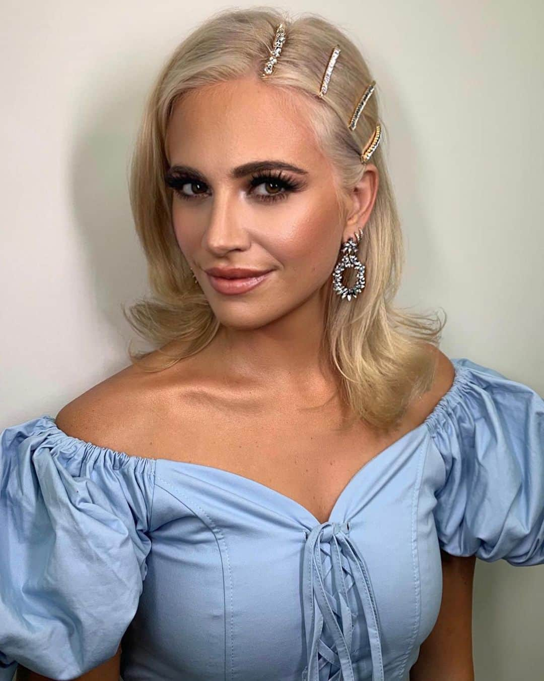 ピクシー・ロットさんのインスタグラム写真 - (ピクシー・ロットInstagram)「Channeling Elsa to help cool me down ❄️ .  make up : @staceylaceymua hair : @harrietmuldoon @elleclancyhair @larrykinghair styling: @kstewartstylist @kaicollective @theembellishstudio」7月25日 16時08分 - pixielott