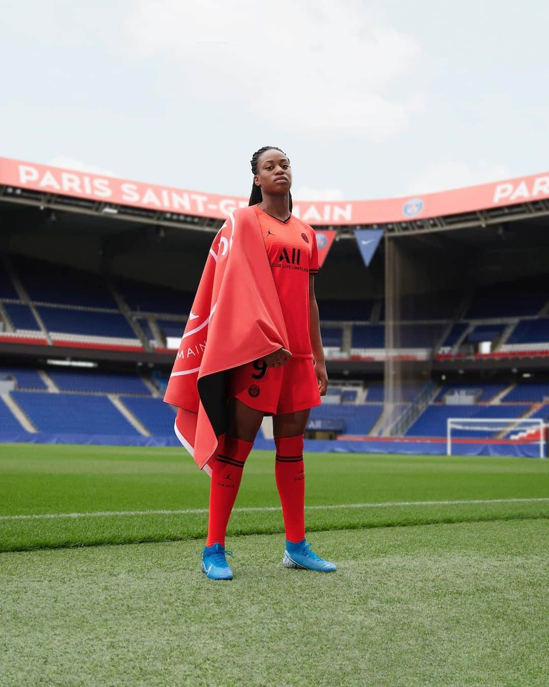 ナイキフットボールさんのインスタグラム写真 - (ナイキフットボールInstagram)「Turn up the heat in Infrared 🔥 ⠀ Bolder than ever before, the @psg x @jumpman23 collab is back with the 2019/2020 Paris Saint-Germain Away kit. The newest jersey is inspired by the City of Lights and is one that can’t be missed. #icicestparis 🗓📌 Available at Nike.com/Football on Saturday ⠀ #psg #jordan #jumpman #nikefootball #nikesoccer #nike #football #soccer」7月25日 16時01分 - nikefootball