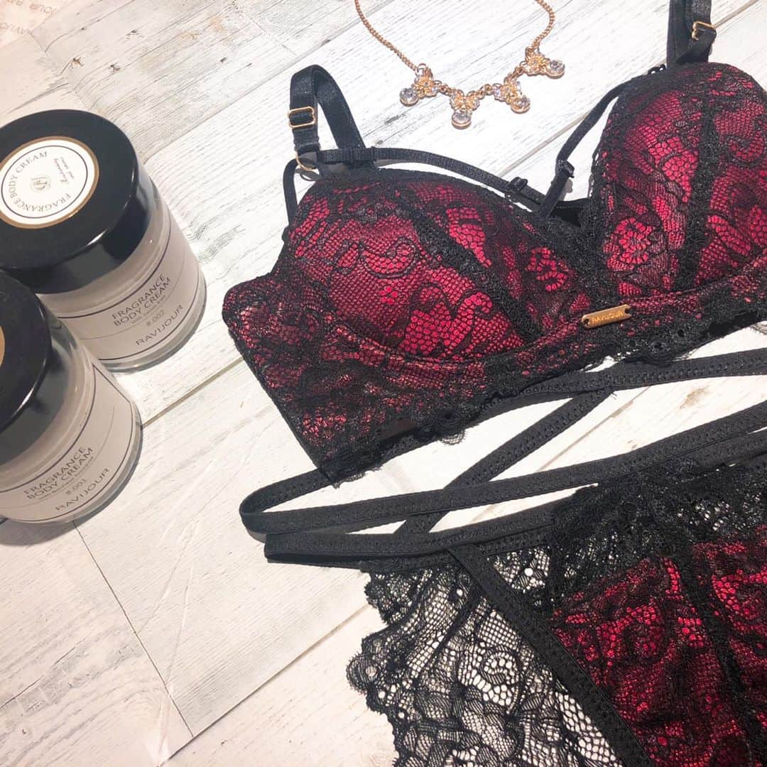 Ravijour札幌4丁目プラザ店のインスタグラム：「#onsale  とってもセクシーな ノンワイヤーで盛れるブラ💕  ファインレース パワーメイクブラ😘 詳しくはBLOG書きました！ TOPのURLから飛んでください✈︎ #ラヴィジュール #ravijour  #ravijourstaff  #ravijourofficial  #ravijoursapporo」