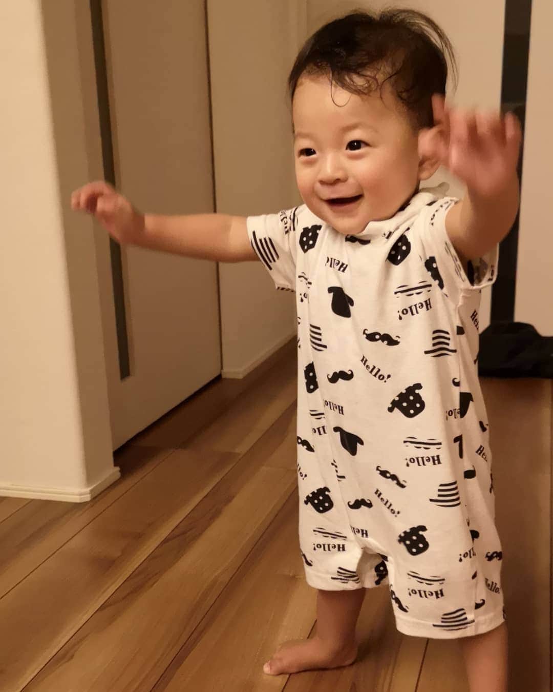 のインスタグラム：「一昨日、かむちゃんが一人で立ちましたー！今までは、つかまり立ちからの立っち、だったのですが全部ひとりでは初めて✨  娘もパパも一緒の時だったので 家族で大興奮！ 本人は超ご満悦の表情😊 そして、水を得た魚のように 何故か雄叫びをあげながら 何度も繰り返していました（笑）やったぞー的な？ この表情 かっこいーーー（笑） 日々の成長が目まぐるしいです 素敵な記念日になりました✨  #たっち#記念日#おめでとう#雄叫び#男の子ママ#力強い #10m #babyboy #aniversary #happy #10ヶ月と4日」