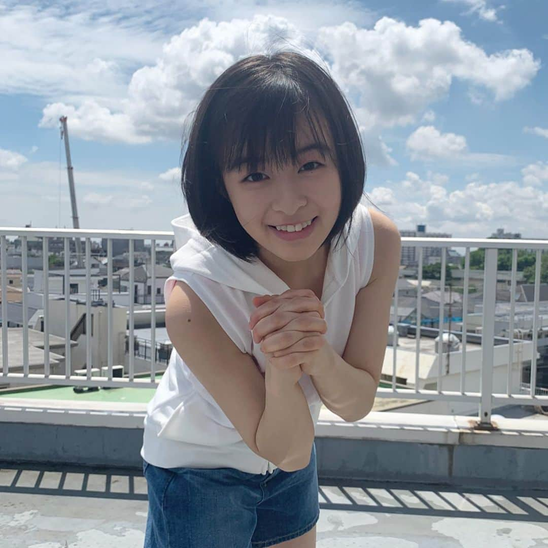 森七菜さんのインスタグラム写真 - (森七菜Instagram)「発売中の「ビッグコミックスピリッツ」表紙をさせていただいています‼️もうご覧になって頂けましたか？？ 新海誠監督の絵とコラボしたグラビアになっています☀️☁️☔️ しかも、「天気の子」の陽菜と同じ白いノースリーブパーカー&デニム短パンも着てるんです✨ ぜひぜひチェックしてください！！ #天気の子 #陽菜ポーズ #ビッグコミックスピリッツ #オフショット #コンビニで見かけると思わず二度見しちゃう #目が合うんですよねー笑#もりなな #森七菜」7月25日 16時11分 - morinana_official