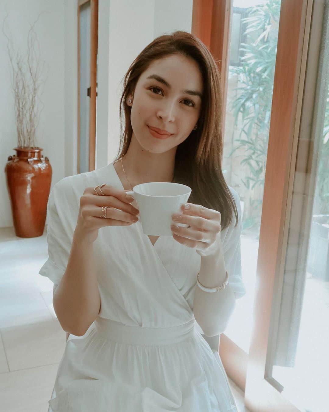 ジュリア バレットのインスタグラム：「The difference between coffee and their opinion is— I asked for coffee. ☕️」