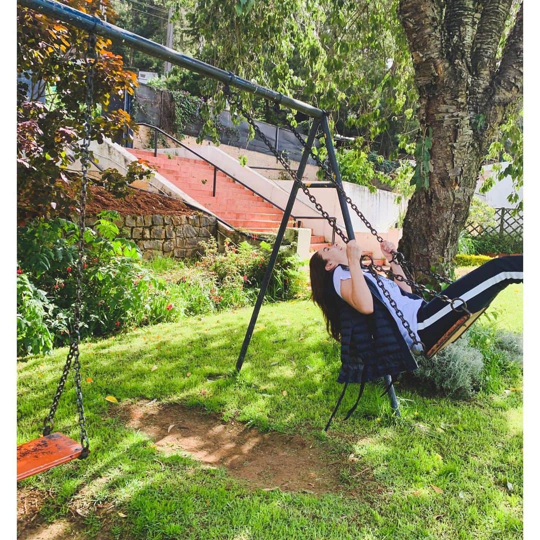 アリア・バットのインスタグラム：「.. don’t forget to play 🍃🐒」