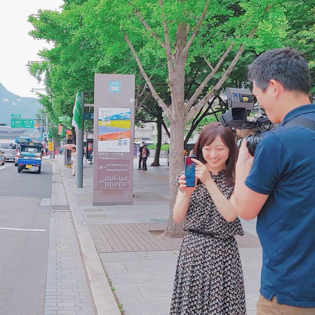 片渕茜さんのインスタグラム写真 - (片渕茜Instagram)「. 放送前に告知しようと思っていたのに出遅れてしまいました…。 昨日の未来世紀ジパングでは、先日の韓国取材の模様が放送されました。 . 緊張が続いている日韓ですが、今回は韓国の仁川でリニューアルオープンしたホテル「パラダイスシティ」や、すでに韓国で始まっている5Gの取材へ。 . 日本でも来年春スタート予定の5G。 韓国は世界で一番早く5Gが始まりました。  私もこれはすごく楽しみにしているのですが、実際5Gになるとなにが変わるのか、意外とよくわかっていないような。 ということで韓国で5Gを先取りしてきました。 5Gになると、スポーツ観戦の仕方が変わったり、VRの画質が今より格段によくなったりするようですが、まだ5G活用の仕方も模索段階だという印象も受けました😌 . また5Gはまだ地下や郊外では繋がりにくく、結局4G回線を使っているという人も。 このような問題は日本でも起こりそうですね…！ いずれにせよ、楽しみです✨ . まだまだ伝えたいことはありますがキリがないので、詳しくは昨日の未来世紀ジパングをご覧ください笑 Paraviやビジネスオンデマンドで配信しています！ . #未来世紀ジパング #韓国 #パラダイスシティ #5G」7月25日 16時26分 - akane_katafuchi