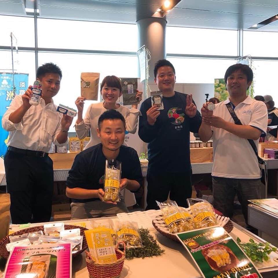 のインスタグラム：「みなさん、こんにちは！久保田夏菜です(^ ^)広島ブースも、楽しいブースとなりました！出展してくださったのは、 ●広島県L2080協会チーム 広島大学の二川教授が発見した、虫歯や歯周病を予防してくれるというL2080乳酸菌。その乳酸菌を使った、歯磨き粉やタブレットなどに加え、わんちゃん、猫ちゃん用の虫歯予防食品も。実は、今回マルシェで、“株式会社ドウシシャのL8020乳酸菌クールミント！”が羽田マルシェアワード2019特別賞を受賞されました(^^)/おめでとうございます！！！ ●勝梅園さん 東広島市黒瀬でつくられている“ヒロシマPEACEバナナ”。国産バナナなので、皮ごと食べられるという、お子様にも安心のバナナ。実は、ポリフェノールなど、皮にこそ栄養がたっぷり！一般的なバナナの糖度は、１６～１７度と言われていますが、ヒロシマPEACEバナナは、なんと２４度！！！このバナナを使ったスムージーなどは、砂糖なしでも甘いんです！広島県内でも、黄色のワゴンでイベント販売などされてますので、ぜひ！！ ●ヒロツクさん 広島の人には、おなじみの“子持ち昆布” 「ヒロツクの～　子持ち昆布～♪」というCMソングを歌える方も多いのでは！？うちの冷蔵庫にも、日ごろから何かしらのヒロツクさんの佃煮があります。およそ300種類ある商品の中から、子持ち昆布としそ昆布を羽田に。 今回は、試食はできなかったんですけど、できたての白ご飯とセットで、お客さんに食べてもらいたかったな～と。お子さんからおじいちゃんおばあちゃんまで、笑顔になる味です(^^)/ ●中国運輸局さん みなさんは、広島には、道の駅ではなく、たくさんの海の駅があるのを知っていますか？そう、今回はその海の駅を楽しんでもらおうと新設された観光コース「マリンチック街道」を紹介してもらいました。例えば、「竹原」ルートは、広島県竹原市の「たけはら」と「うさぎのしま・おおくのしま」、同県尾道市の「おのみち」の海の駅３カ所をつなぐクルーズ。「生きている軍艦島」と呼ばれる同県大崎上島町の契島や、生口島と大三島の間にある無人島「ひょうたん島」などを見ることができるんです。そんな広島の魅力とともに、無料缶バッチづくりで会場を盛り上げていただきました。 マルシェを通して1人でも多くの方に、 各地域の魅力を知ってもらえてたら、 関心を持ってもらえてたら嬉しいなーと思っています。 お力をかしてくださった各企業のみなさん、ご来場してくださったみなさん、本当にありががとうございました(^^)/ 女子アナ47YouTubeチャンネルでは動画で兵庫県洲本市のブースを体感できます！→ https://m.youtube.com/watch?v=BaxBoBUL8lQ  #羽田マルシェ #女子アナ47 #hanedamarche #地方創生アナウンサー #地方創生 #47発信プロジェクト #アナウンサー #フリーアナウンサー #女子アナ #地方創生 #地方創生アナウンサー #羽田空港 #hanedaairport #47発信プロジェクト  #japanese #announcer #団体 #地方局 #47都道府県 #東京  #47project #広島#L2089#勝梅園#バナナ#ヒロツク#中国運輸局」