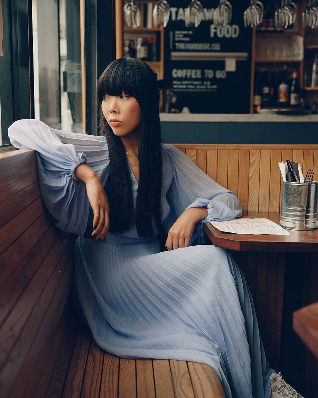 のインスタグラム：「"There’s something very constant with London, and so many things that are constantly changing. I love the contrasts.” Read the full interview with @susiebubble on #HMMAGAZINE  Plisse Dress: 0795052002  Necklace: 0452511002  Sneakers: 0704630003」