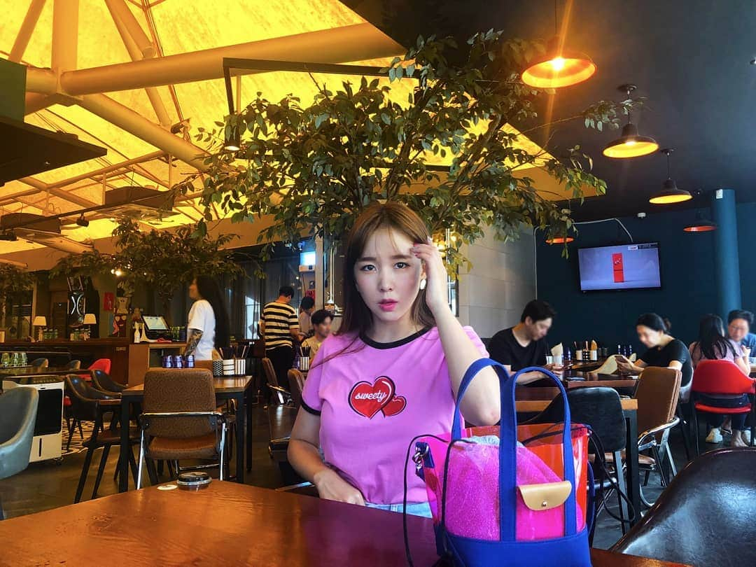 ウェイ さんのインスタグラム写真 - (ウェイ Instagram)「밥나오기 전후의 온도차이🌡😛 Hangry 😡 Happy 😋 . . . . 👜요즘 최애가방 👉 @dustymauve_director #더스티모브_에클레틱백  #예당에서첫공한우렁니힘내라  #소개받은맛집가다더워서포기 #보이는대그냥들어왓더ㅋㅋㅋ #인내심없는두여자 #담엔더맛난거사줄게」7月25日 16時19分 - baysunny