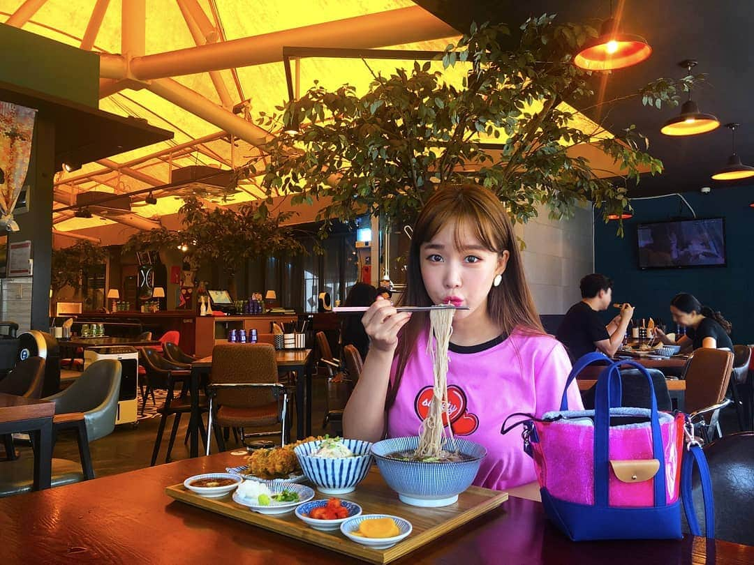 ウェイ さんのインスタグラム写真 - (ウェイ Instagram)「밥나오기 전후의 온도차이🌡😛 Hangry 😡 Happy 😋 . . . . 👜요즘 최애가방 👉 @dustymauve_director #더스티모브_에클레틱백  #예당에서첫공한우렁니힘내라  #소개받은맛집가다더워서포기 #보이는대그냥들어왓더ㅋㅋㅋ #인내심없는두여자 #담엔더맛난거사줄게」7月25日 16時19分 - baysunny