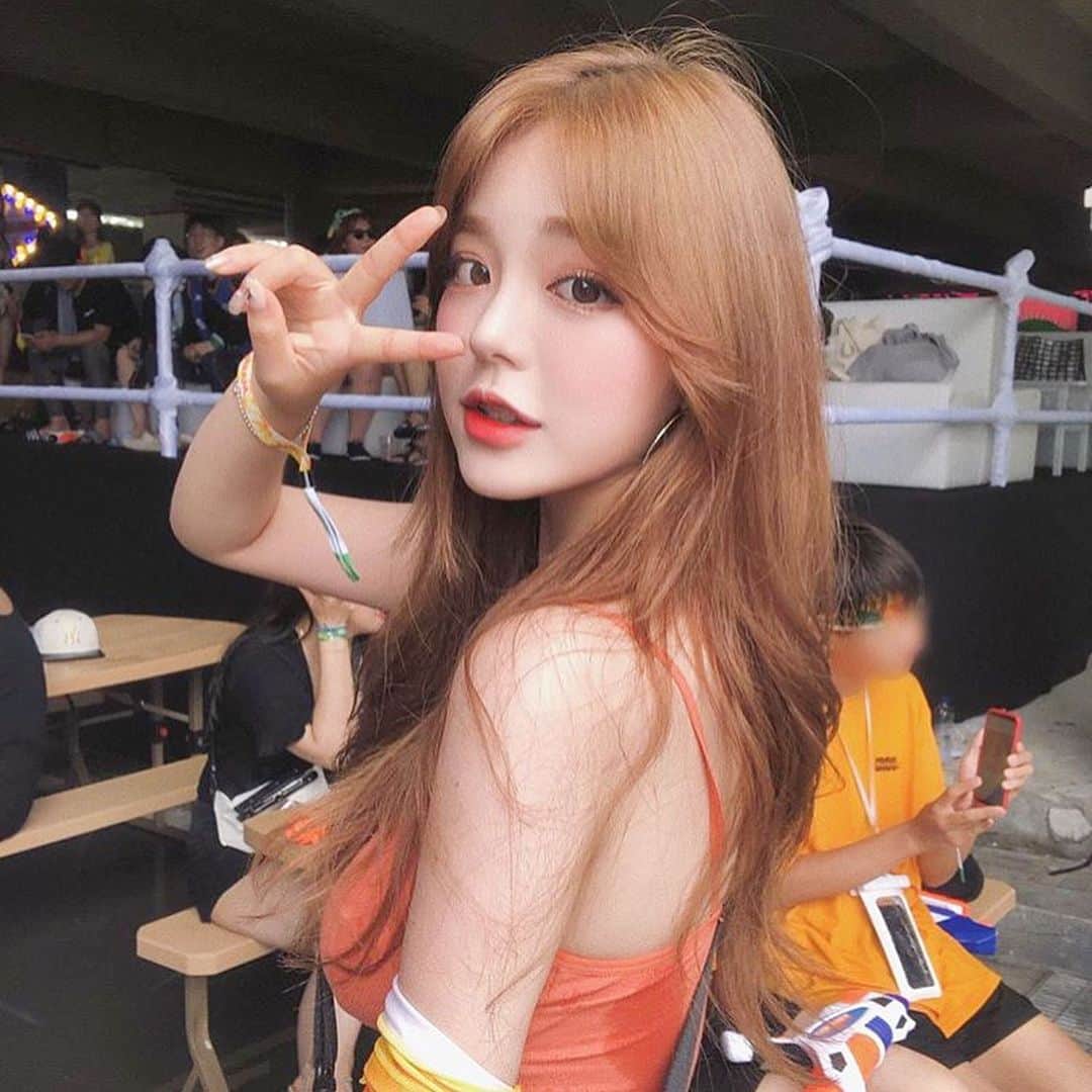 原涼香のインスタグラム：「ㅤㅤㅤㅤㅤㅤㅤㅤㅤㅤㅤㅤㅤ 現地オルチャンに学ぶ🇰🇷‼️ 夏の🌈本格コリアンヘアー🤟🏻💕 ㅤㅤㅤㅤㅤㅤㅤㅤㅤㅤㅤㅤㅤ #레이어드컷 (レイヤーカット) に、オレンジベージュ🤟🏻🧡 ㅤㅤㅤㅤㅤㅤㅤㅤㅤㅤㅤㅤㅤ 一気に韓国人みたいになれる💓 最強の組み合わせのひとつです~~ ㅤㅤㅤㅤㅤㅤㅤㅤㅤㅤㅤㅤㅤ " レイヤーカット "  は ワンレンよりも動きを作り、柔らかい 質感を作り出してくれます✂️💕 カット ¥6700 ㅤㅤㅤㅤㅤㅤㅤㅤㅤㅤㅤㅤㅤ " オレンジベージュ " ブリーチ1〜2回ベースでできる 夏にぴったりなオルチャンカラー🇰🇷🧡 ベージュベースだからこそ 柔らかい雰囲気がだせます( ◠‿◠ ) ブリーチ¥9700〜 カラー¥7200〜 ㅤㅤㅤㅤㅤㅤㅤㅤㅤㅤㅤㅤㅤ ぜひ夏のヘアーの参考にしてください💗 ㅤㅤㅤㅤㅤㅤㅤㅤㅤㅤㅤㅤㅤ」