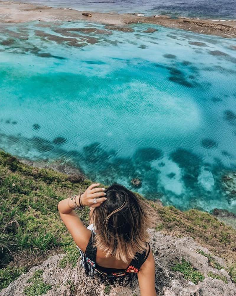 のインスタグラム：「【📍伊良部島🐚】 . . 【📷 by @ayance__】 . . —————————————————— 絶壁から眺めることの出来る海は とてもクリアで素敵です😍 イグアナ岩と呼ばれてるみたいですね😆✨ —————————————————— 素敵な女子旅をされている方をご紹介させていただきます！✨ 写真は全てご本人に【掲載許諾】を頂いています #Stayway女子旅 というハッシュタグをつけて是非投稿してください♪ Instagram・Twitter・Stayway mediaにてご紹介させていただきます！ ——————————————————— 【Staywayとは？】 Staywayはホテルやゲストハウスなどの宿泊施設はもちろん、世界中のコテージ・ヴィラ・一軒まるごとレンタルに古民家なども検索できるサイト 価格・ロケーションなど幅広いニーズに答え、利用者にあった宿泊先を素早く見つけることが可能👍✨ 素敵な旅には素敵な宿泊施設を🌃 Staywayで探してみませんか？✈️ ——————————————————— #Stayway女子旅 #Stayway_沖縄 #沖縄 #伊良部島 #okinawa #irabushima #travel #trip #instatravel #旅 #旅行 #travelgram#mytravelgram #instatravel #instagenic#photogenic #ダレカニミセタイケシキ #写真好きな人と繋がりたい #カメラ好きな人と繋がりたい #フォトジェニックnia"」