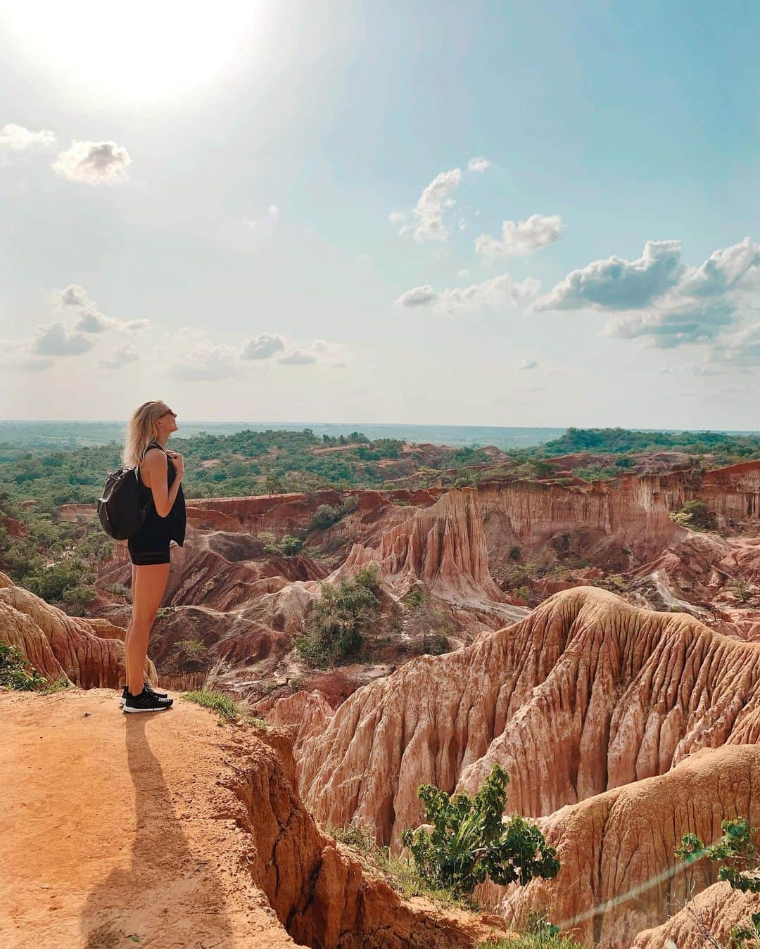 Zanna Van Dijkさんのインスタグラム写真 - (Zanna Van DijkInstagram)「Kenya providing the stunning views 😍 Yesterday we explored Hells Kitchen canyon and were blown away by its natural beauty! It was the perfect spot to watch sunset 🌅 There’s no feeling quite like getting out in nature and it’s even better with a bunch of @newhorizonescapes pals 👯‍♀️ Tag someone you want to experience Kenya with 🇰🇪❤️ #newhorizonescapes #activeescape #fitnessretreat #exploremore #wanderlust #themountainsarecalling #getoutdoors」7月25日 16時27分 - zannavandijk