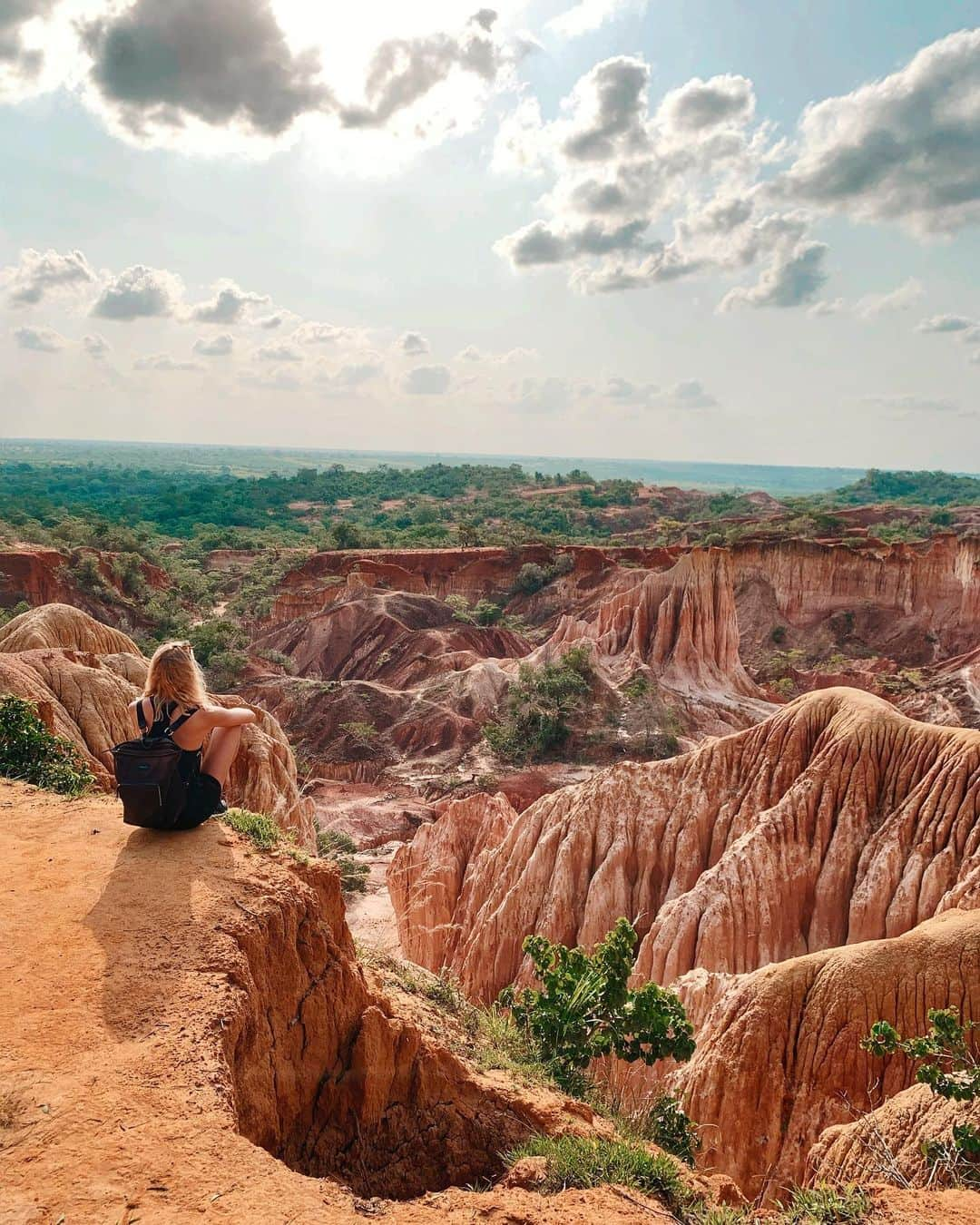 Zanna Van Dijkさんのインスタグラム写真 - (Zanna Van DijkInstagram)「Kenya providing the stunning views 😍 Yesterday we explored Hells Kitchen canyon and were blown away by its natural beauty! It was the perfect spot to watch sunset 🌅 There’s no feeling quite like getting out in nature and it’s even better with a bunch of @newhorizonescapes pals 👯‍♀️ Tag someone you want to experience Kenya with 🇰🇪❤️ #newhorizonescapes #activeescape #fitnessretreat #exploremore #wanderlust #themountainsarecalling #getoutdoors」7月25日 16時27分 - zannavandijk