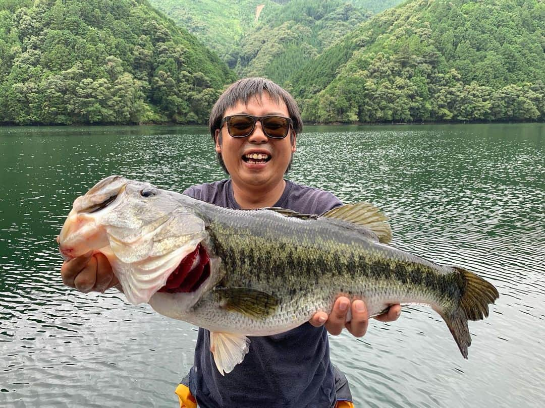 金森隆志さんのインスタグラム写真 - (金森隆志Instagram)「プラ中にダッヂでロクマル釣れた！って駆け寄ってきてくれたアングラーさん⚡️ 7年間に渡り七色に通って初のロクマルをダッヂで釣ってくれたなんて作者冥利に尽きます👏♫ バイトの時はデカバスが奪い合いになって食ったのが二番目に大きかったこの62センチみたいで、次はもう一つ大きかったバスをまたダッヂで釣って貰いたいものです👋♫ 本当におめでとうございました🎉」7月25日 16時27分 - kanamori_raidjapan