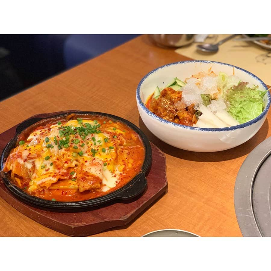 中田奈沙さんのインスタグラム写真 - (中田奈沙Instagram)「Lunch🌶🌶 辛いもの好きの @ruri_ikeda と @mariya_kuroda と 《サムゴリプジュッカン東京》 @3geoributchers_jp でランチ❤️ * 8/31までの限定の #激辛チーズラッポギ #ビビン冷麺 をいただきました🤟✨ * 激辛チーズラッポギは nomal/extra hotが選べます🤗 もちろん私はextra hotに唐辛子を 別で追加で貰って食べました💓 辛いもの✖️チーズはベストマッチ🤩 * ビビン冷麺は、フルーティーな甘辛ソースに シャリシャリの冷麺スープで ひんやりさっぱりが暑い日に最高🤗 * #奈沙ログ #奈沙ログin渋谷 * ⬅︎swipe⬅︎ ①②③④⑤⑥激辛チーズラッポギ&ビビン冷麺 ⑦ナムルやサラダはブッフェ形式で食べ放題 ⑧ご飯に乗せればビビンバに ⑨3人で ⑩8/31までの夏季限定メニュー * * #samgeoributcherstokyo  #tokyo #japan #koreanfood #shibuya #lunch #spicyfood #foodstagram #foodie #instafood #foodporn #foodpic #foodgadm #サムゴリプジュッカン東京 #激辛 #サムゴリプジュッカン #渋谷 #東京 #ランチ #チーズラッポギ #冷麺 #韓国料理 #グルメ #삼거리푸줏간 #라볶이 #냉면」7月25日 16時29分 - nasa_nakada