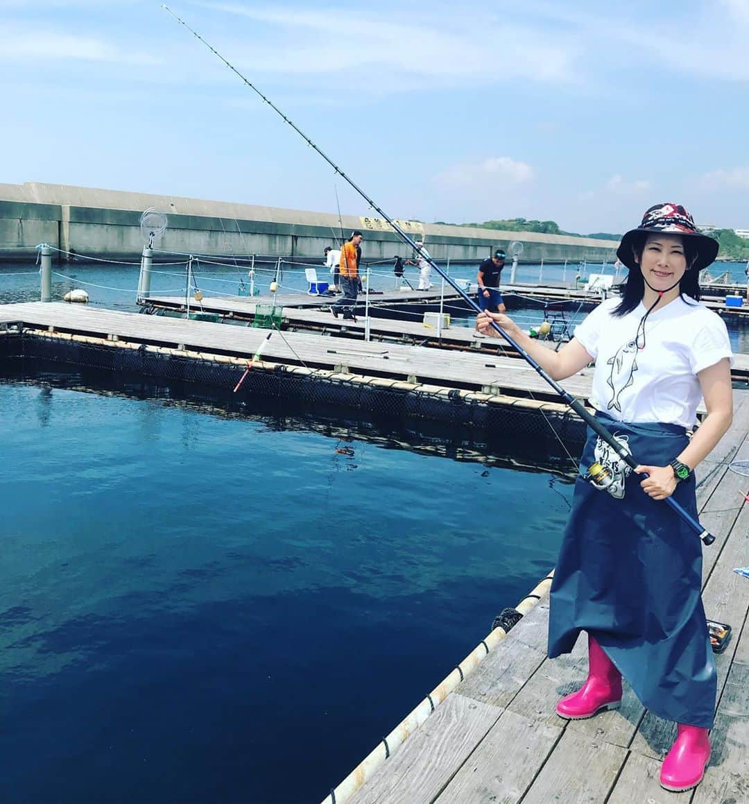 森彩奈江さんのインスタグラム写真 - (森彩奈江Instagram)「ピンクの特製長靴へチェンジ💡 前掛けにはもちろん、ピンクの長靴にもちゃんとPリーグ釣り部ロゴが入っていて可愛い😆💕 こんなに素敵な釣り部衣装を作っていただいて感激です♫  #pリーグ釣り部 #釣りガール #pリーグプラス #釣りの服装 #釣り好き #釣り部 #fishing #釣りスタグラム」7月25日 16時29分 - sanaemori_jpba429