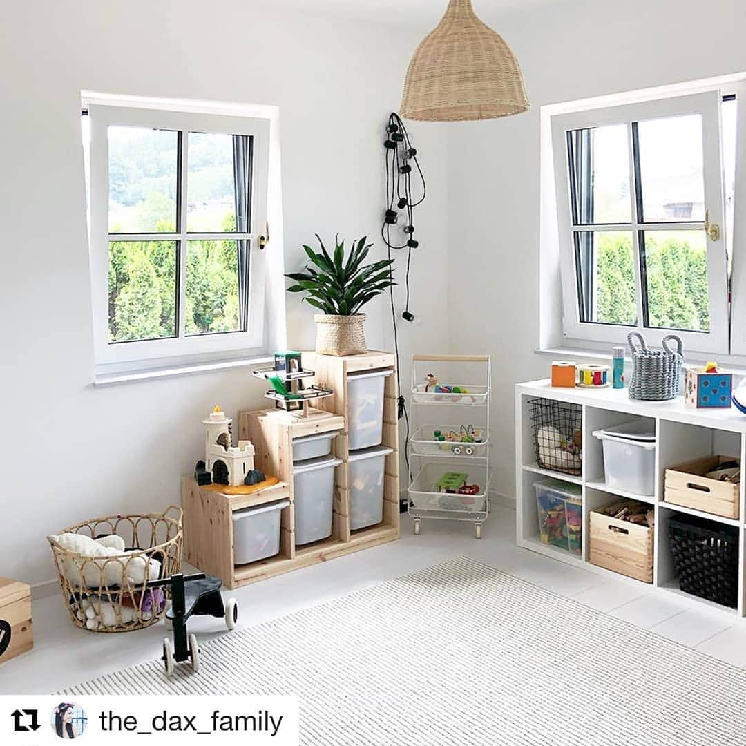 IKEA Austriaさんのインスタグラム写真 - (IKEA AustriaInstagram)「@the_dax_family zeigt uns wie aufgeräumt ein Kinderzimmer sein kann. 😇 Wie schaffst du Ordnung im Reich deiner Kleinen? 🤗 #IKEAat #Regram // TROFAST Regalrahmen, hell Kiefer, 94x44x91 cm € 64,99」7月25日 16時39分 - ikeaaustria