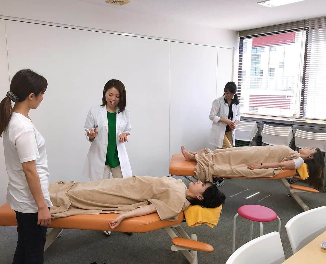 日本美容整骨学院さんのインスタグラム写真 - (日本美容整骨学院Instagram)「☠️ 先日の大阪での美骨会♡ ご参加いただいた皆様、ありがとうございました( ´꒳​` ) . . 日本美容整骨学院では随時 【美骨会】【美骨検定】を開催しております‪🤗✨‬ . ◆日程◆ ＊大阪＊ 8/3、8/9、9/12、9/24、10/28 ＊東京＊ 8/5、8/20、9/18、10/2、10/15 ＊福岡＊ 7/30、8/8、8/21、9/4、9/17 ※各回、先着10名様限定！！ . . そもそも『美容整骨』とは？ 何をするの？ どんな効果があるの？ どんな勉強をすればいいの？ . 【美骨検定】では美しい骨になるために意識すべきことから、 美骨になるための簡単なホームケアまで学べます‼️ すぐ使える知識を2時間の授業で手軽に学べる検定&資格ですφ(^ω^　) . 美容・健康に携わる方なら必ず知っておくべき骨の基礎知識☠️ ぜひ一度【美容整骨】を体験にお越しください🎊✨ . ☆お申込みURL☆ https://www.yoyaku-bikotsu.jp/ . 日本美容整骨学院ホームページ http://www.biyouseikotsu.jp/ . 全国の美容整骨サロン http://biyou-seikotsu.jp/ * #日本美容整骨学院 #美容整骨 #美骨美人 #骨格矯正 #小顔矯正 #骨盤矯正 #美脚矯正 #くびれ矯正 #小顔 #骨盤 #美脚 #くびれ #矯正 #黄金バランス #勝ち組 #女子 #骨格矯正の時代 #骨から綺麗に #痛くない小顔矯正 #ゴッドハンド集団 #資格習得 #大阪 #東京 #福岡 #東海 #福山 #高松 #美骨会 #美骨検定」7月25日 16時52分 - biyouseikotsugakuin