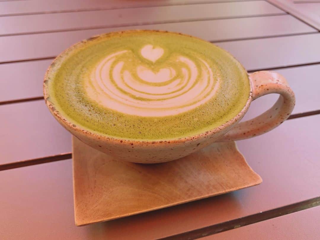 OLIVIAのインスタグラム：「Discovered a darling little downtown and park outside Cupertino today. So happy to find a cafe that makes amazing pour overs and matcha latte’s. 🥰 #suesgallerycafe #saratogavillage」