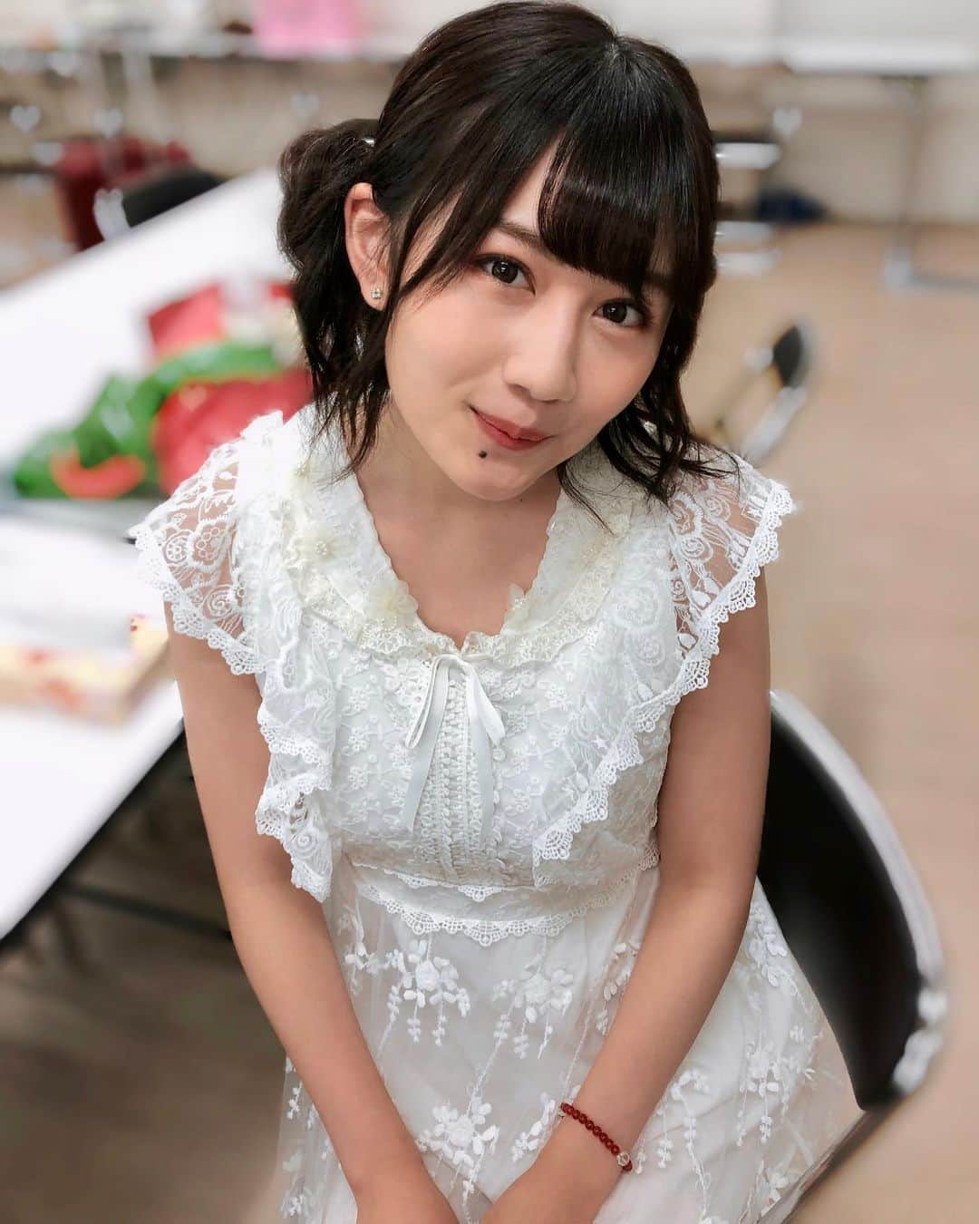 久代梨奈さんのインスタグラム写真 - (久代梨奈Instagram)「おだんごちょろちょろ♪ ピンがいっぱいささってるよ♪ 襟がふりふりのインナー着てみた♪ #ヘアアレンジ  #ツインテールアレンジ」7月25日 16時45分 - rina.kushiro_official