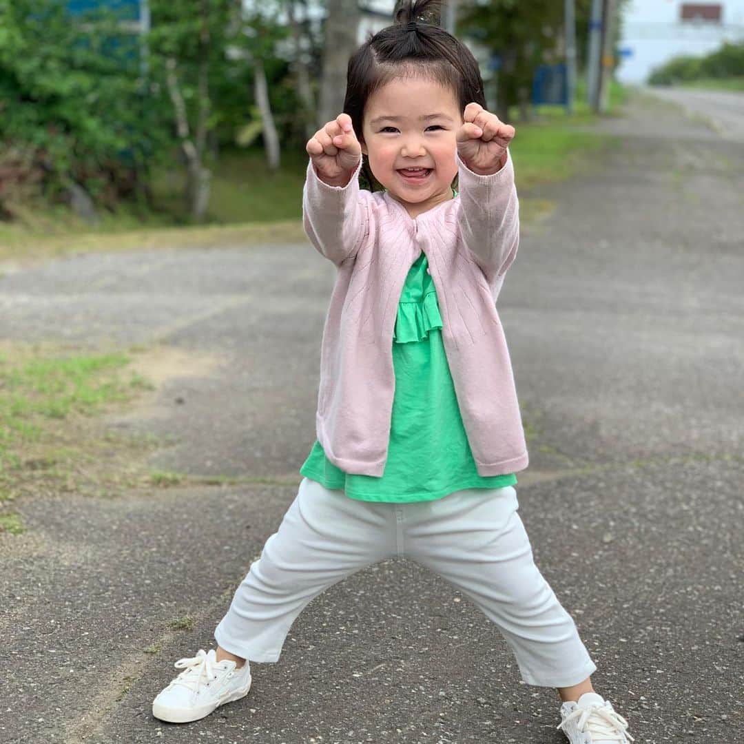 大菅小百合のインスタグラム：「グー✊🏻 チョキ✌🏻 パー🖐🏻のポーズ😆✨ うちの実家では長袖長ズボン💦 ・ ・ ・ #カメラ向けたら謎の動き #涼しいを超えて寒い #散歩には長袖必要 #標津町 #帰省中」
